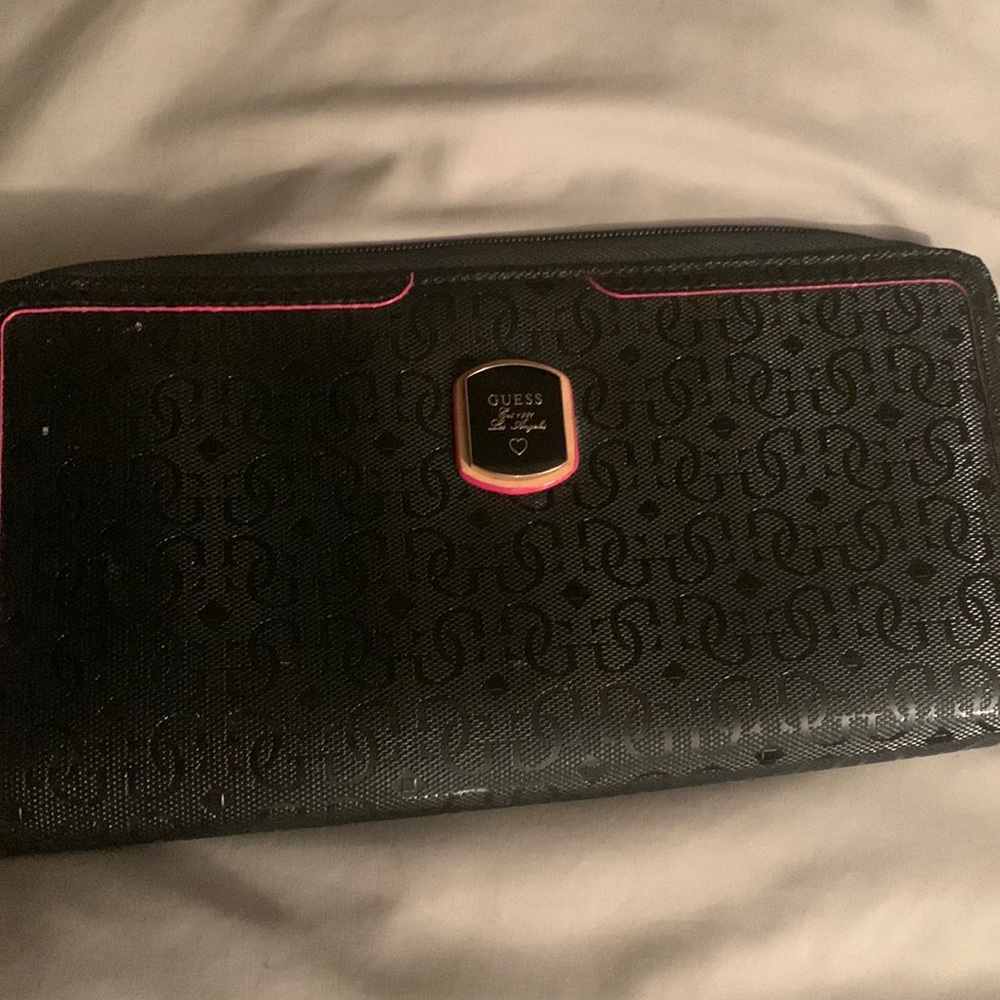 Never used guess zip up clutch , black cream n hot pink . Perfect condition